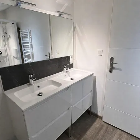 Spacieux 70m² Pour 5 Personnes A - Api-1-52-703 Camping